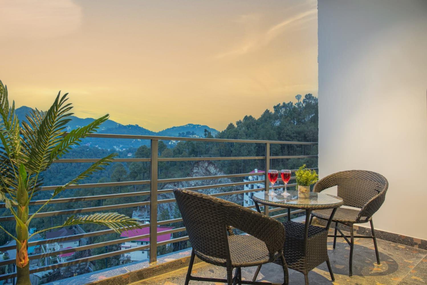 Апартаменты Host Jatin Mountain Crest Kasauli 7Oi827O7O3 Экстерьер фото